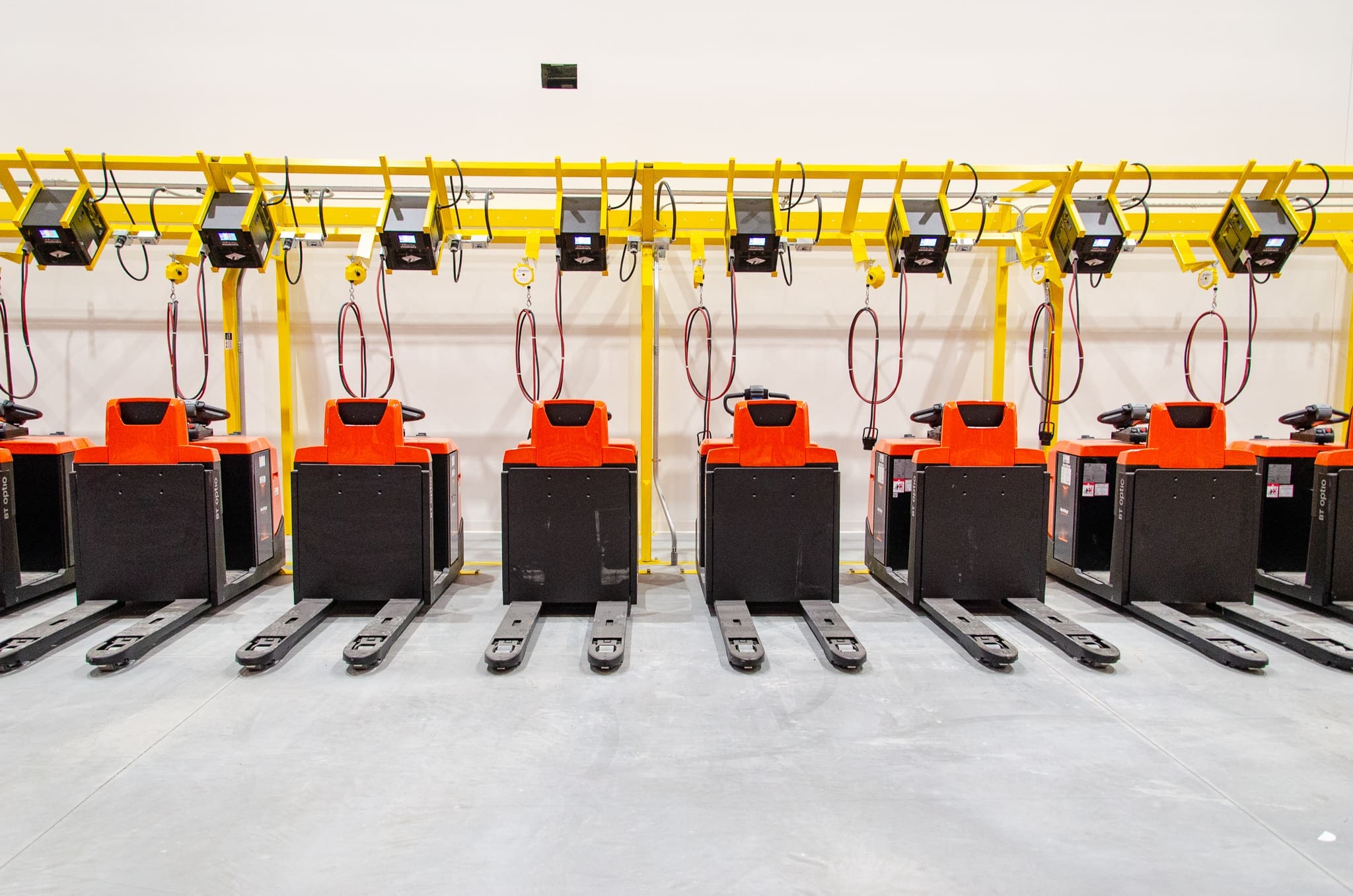 Master, entrepôt, warehouse, lift, chariots, station de chargement, charging station